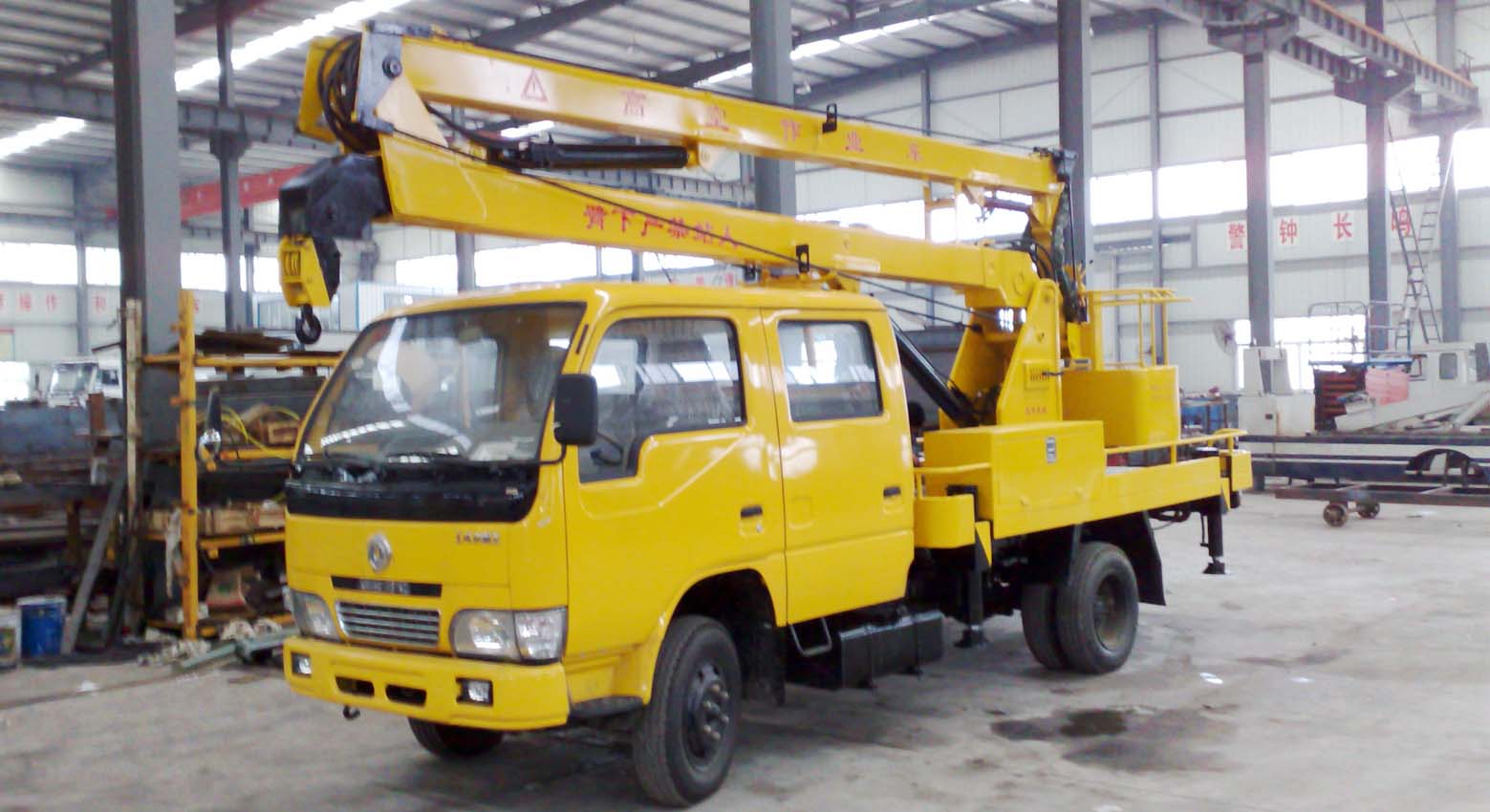 東風(fēng)小霸王高空作業(yè)車(chē)